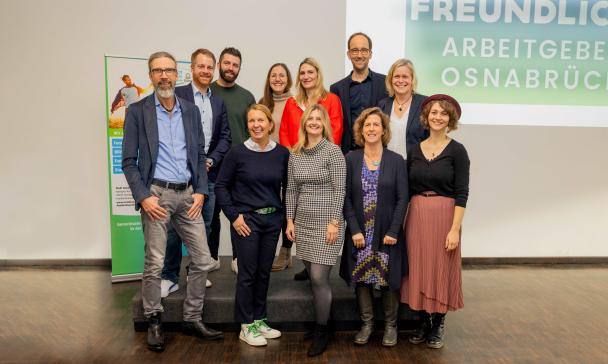 Gruppenfoto mit 12 Personen