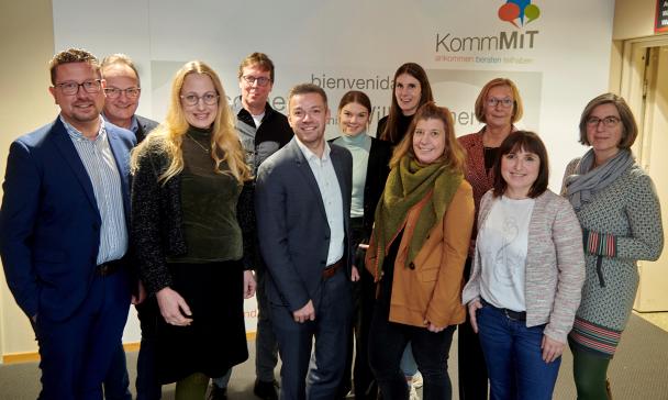 Gruppe von Personen im Foyer des Kreishauses
