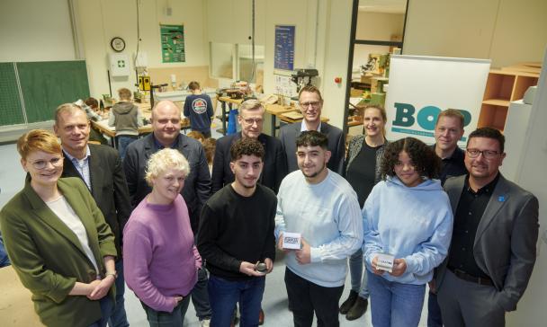 Gruppe von Personen in Messehalle