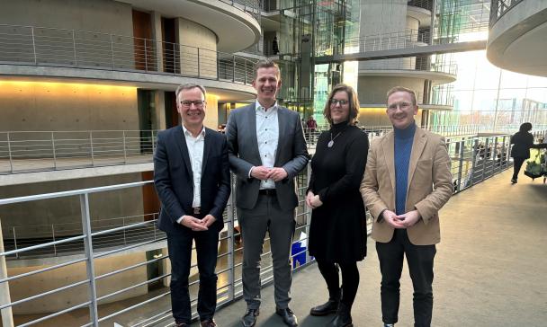 4 Personen im Dt. Bundestag