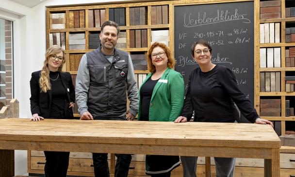 4 Personen an einem Tisch