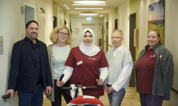 Fünft Personen im FLur