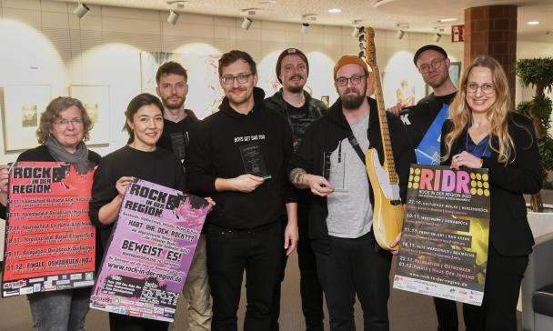 Gruppe von Personen (Band: „Lichterfeld“ und Landrätin Anna Kebschull)) mit Plakaten