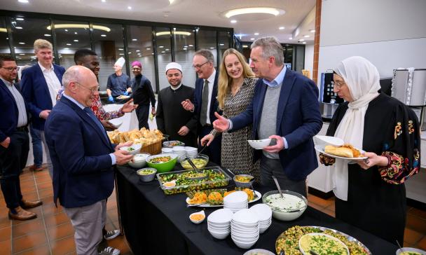 Eine Personengruppe steht an einem Buffet in einem Restaurant