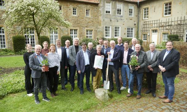 Gruppe von Menschen im Freien vor Museum Bersenbrück