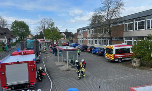 Feuerwehr und Rettungsfahrzeuge vor einem Schulgebäude