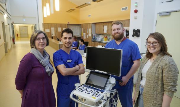 4 Personen im Krankenhausflur