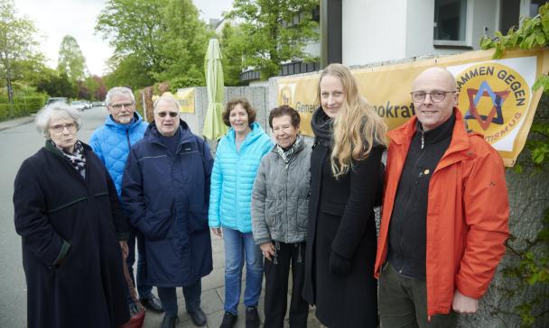 Gruppe von Personen vor  Plakat