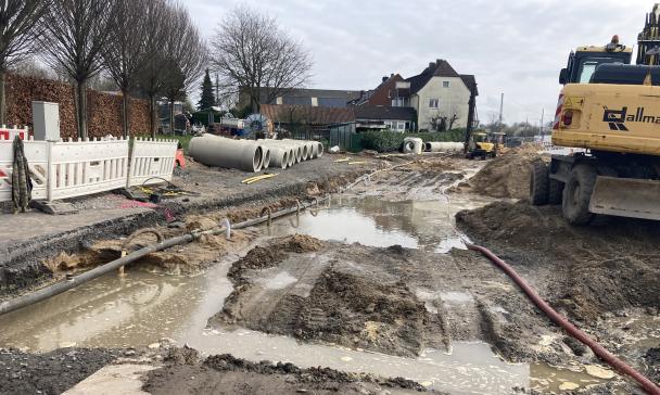 Eine vom Wasser überschwemmte Straßenbaustelle