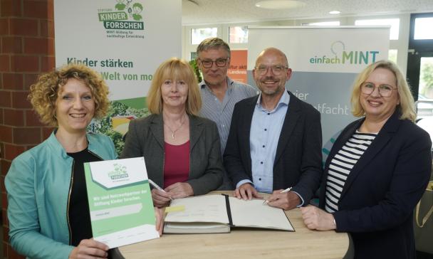 Fünf Personen an einem Stehtisch