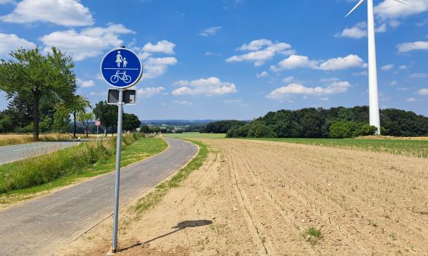 Radweg entlang einer Straße
