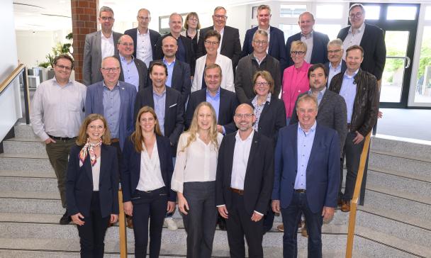 Gruppe von Personen auf Treppe