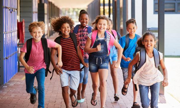 Gruppe von Kindern auf Schulhof