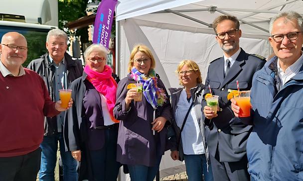 Gruppe von Personen mit einem Getränk in der Hand