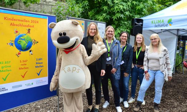 Gruppe von Menschen  mit Maskottchen