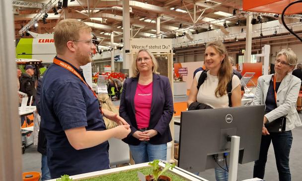 4 Personen in Messehalle