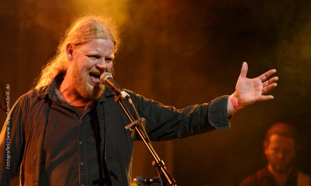 Singende Person mit Mikrofon