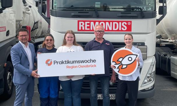5 Personen vor LKW