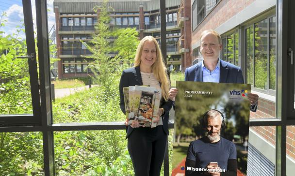 2 Personen mit Flyer