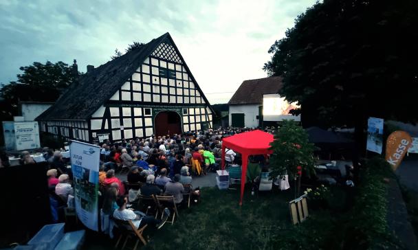 Freiluftkino vor einem Fachwerkhaus