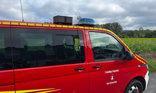 Mobile Warneinrichtung auf dem Dach eines Feuerwehrfahrzeuges