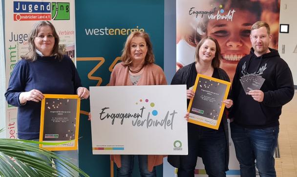 4 Personen mit Plakaten