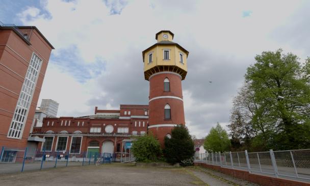 Blick auf ein Werksgelände mit Backsteinarchitektur