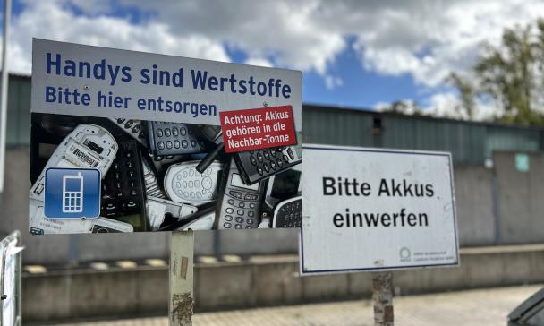 Hinweisschild auf einem Wertstoffhof mit der Aufschrift "Handys sind Wertstoffe"