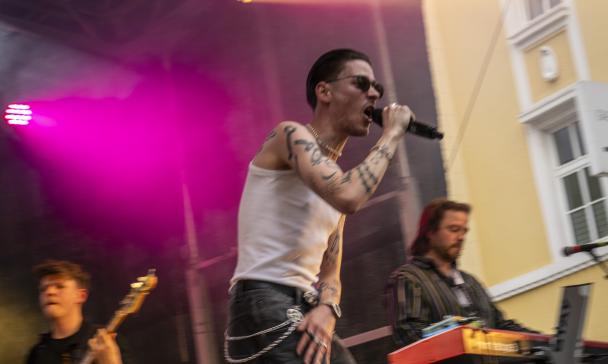Sänger und eine Band stehen auf einer Freilichtbühne
