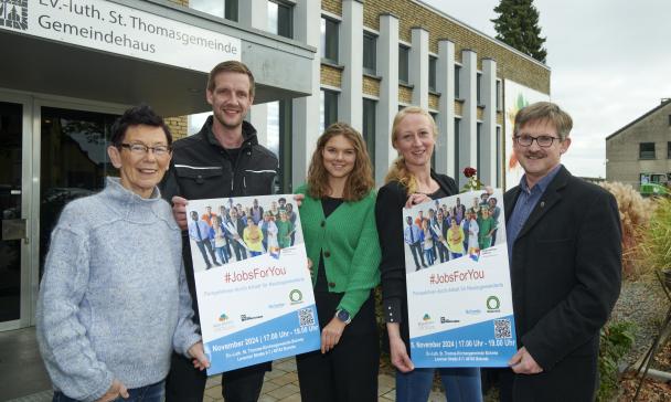 Gruppe von Personen mit zwei Plakaten im Freien