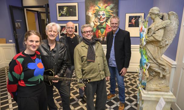 Gruppe von Personen im Museum