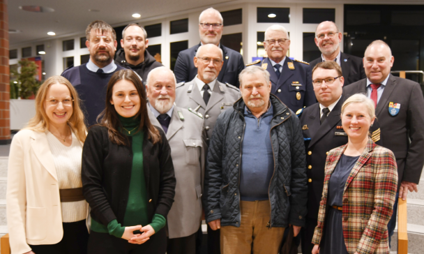 Gruppe von Personen im Kreishaus