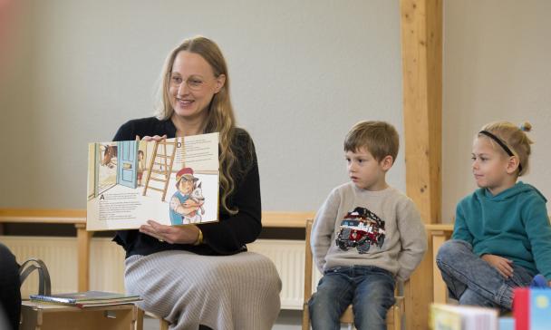 Gruppe mit drei Personen in Kita