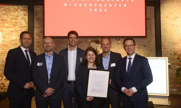Gruppe von Personen auf Bühne