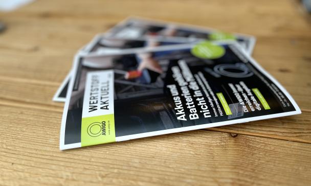 Zeitschriften liegen auf einem Holztisch.