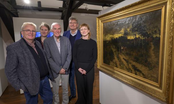 Personen vor einem Bild stehend