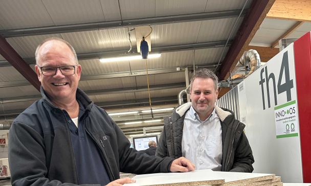 2 Personen in Fabrikhalle