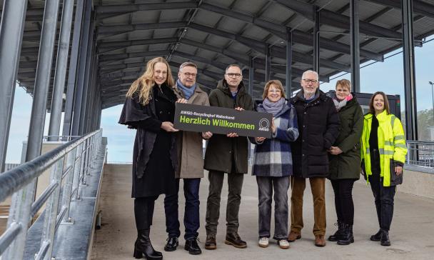 Gruppe von Personen unter Firmendach