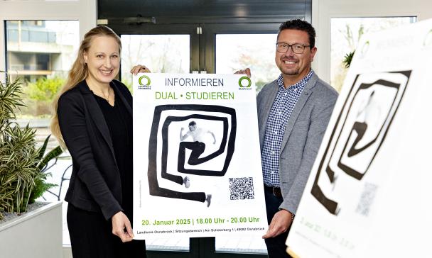 Zwei Personen mit Plakat