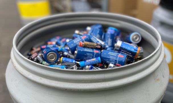 Batterien in einem Kunststofffass