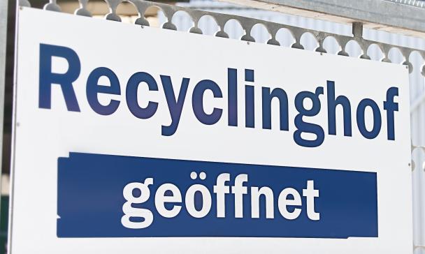 Schild an einem Metallzaun