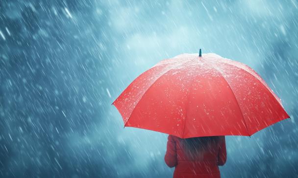 Person mit Schirm steht im Regen, KI generiert