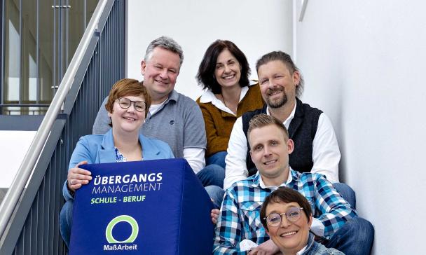 6 Personen auf einer Treppe sitzend