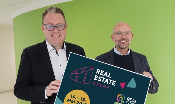 2 Personen mit Plakat