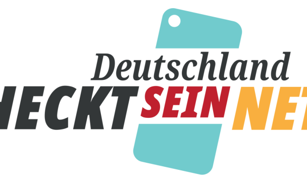 Logo mit dem Schriftzug in schwarz, rot, gold: Deutschland checkt sein Netz
