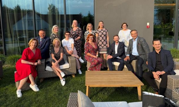 Gruppe von Personen vor Gebäude