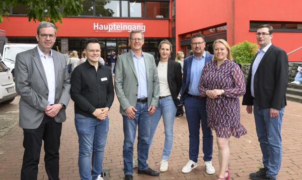 Gruppe von Personen vor Schule