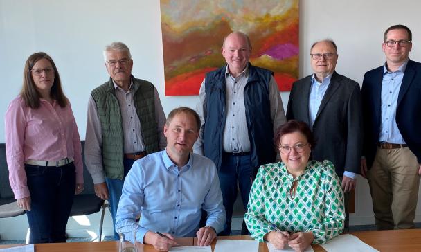 Gruppe vor Personen vor Schreibtisch