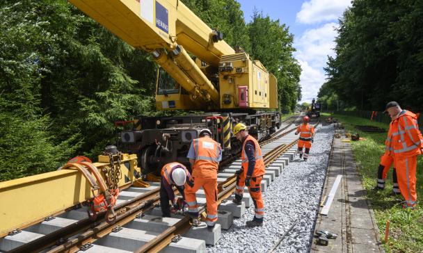Kran auf einer Eisenbahnschiene