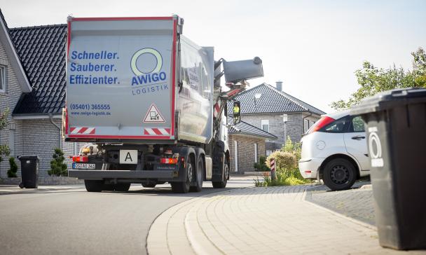 Ein Müllfahrzeug leert Mülltonnen